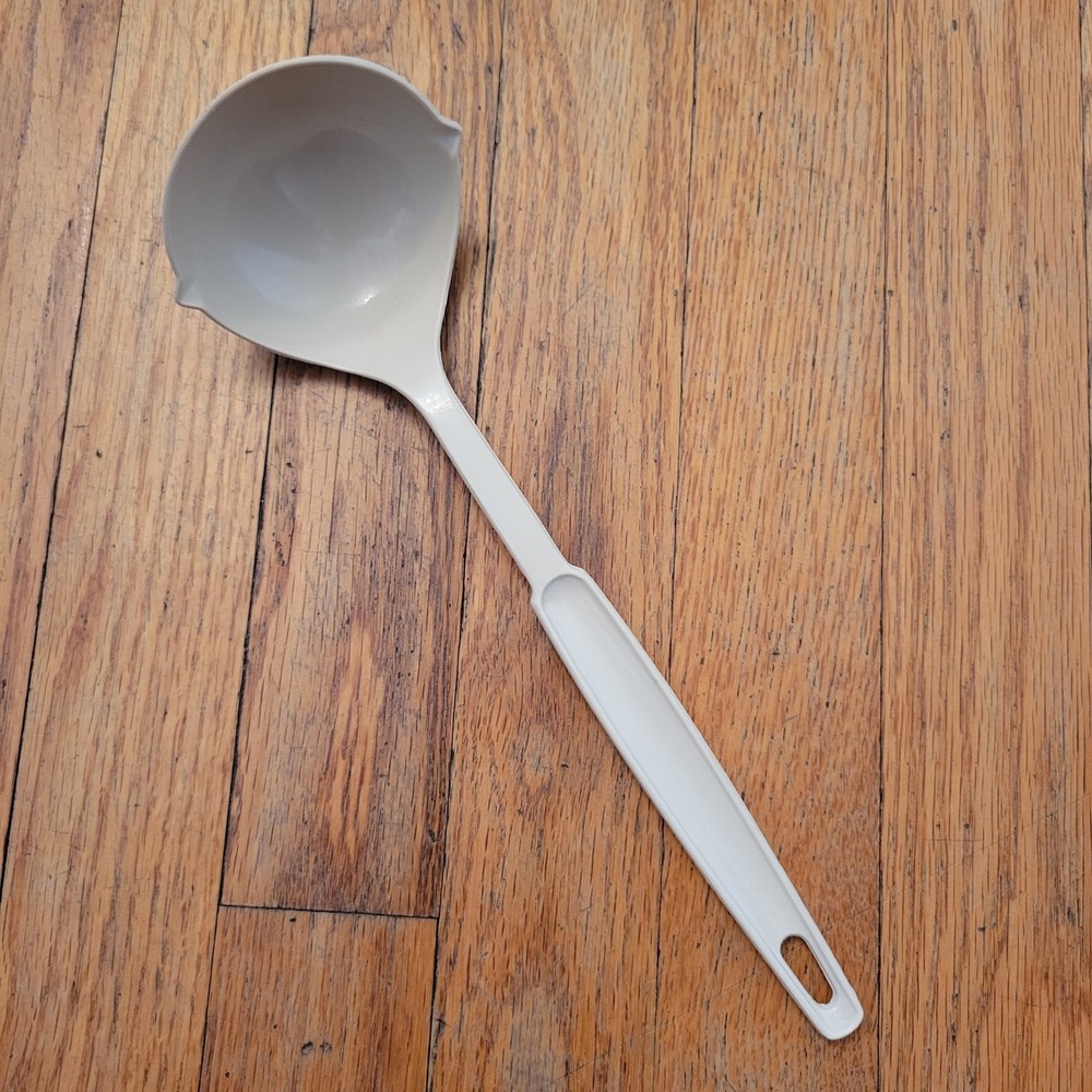 EKCO 11" Ladle Cream Dual Pour Spout Plastic USA Vintage Retro 90s Decor Prop